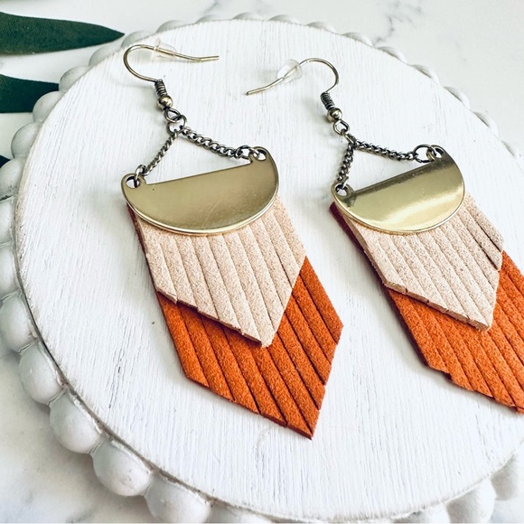 2/$30🌵 Rust Cream Gold Faux Suede Fringe Earrings Dangle Jewelry Bohemian NEW - Picture 4 of 6